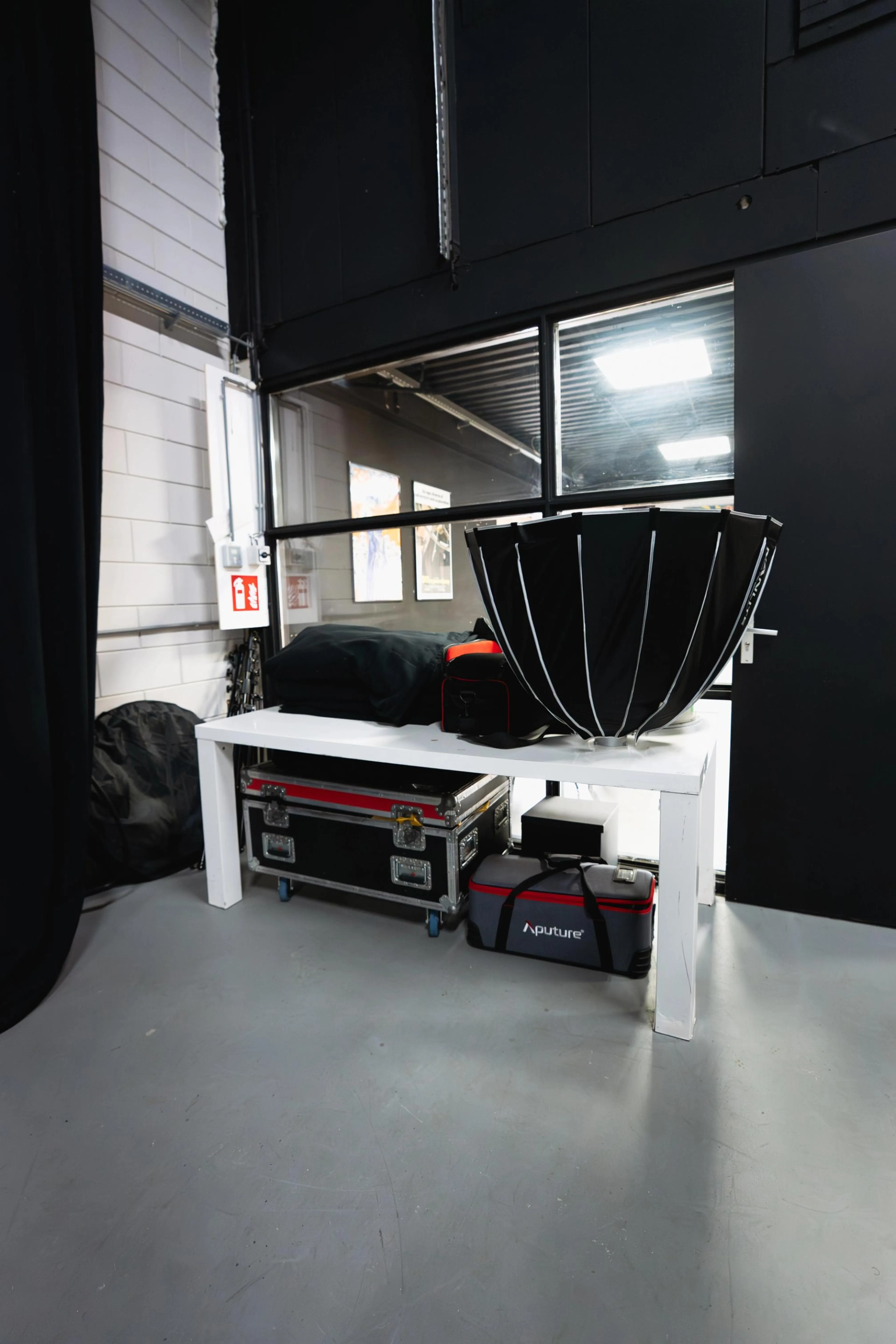 Fotostudio in Amsterdam met professionele verlichting, softboxen, grip equipment en productieapparatuur voor foto- en videoproducties.