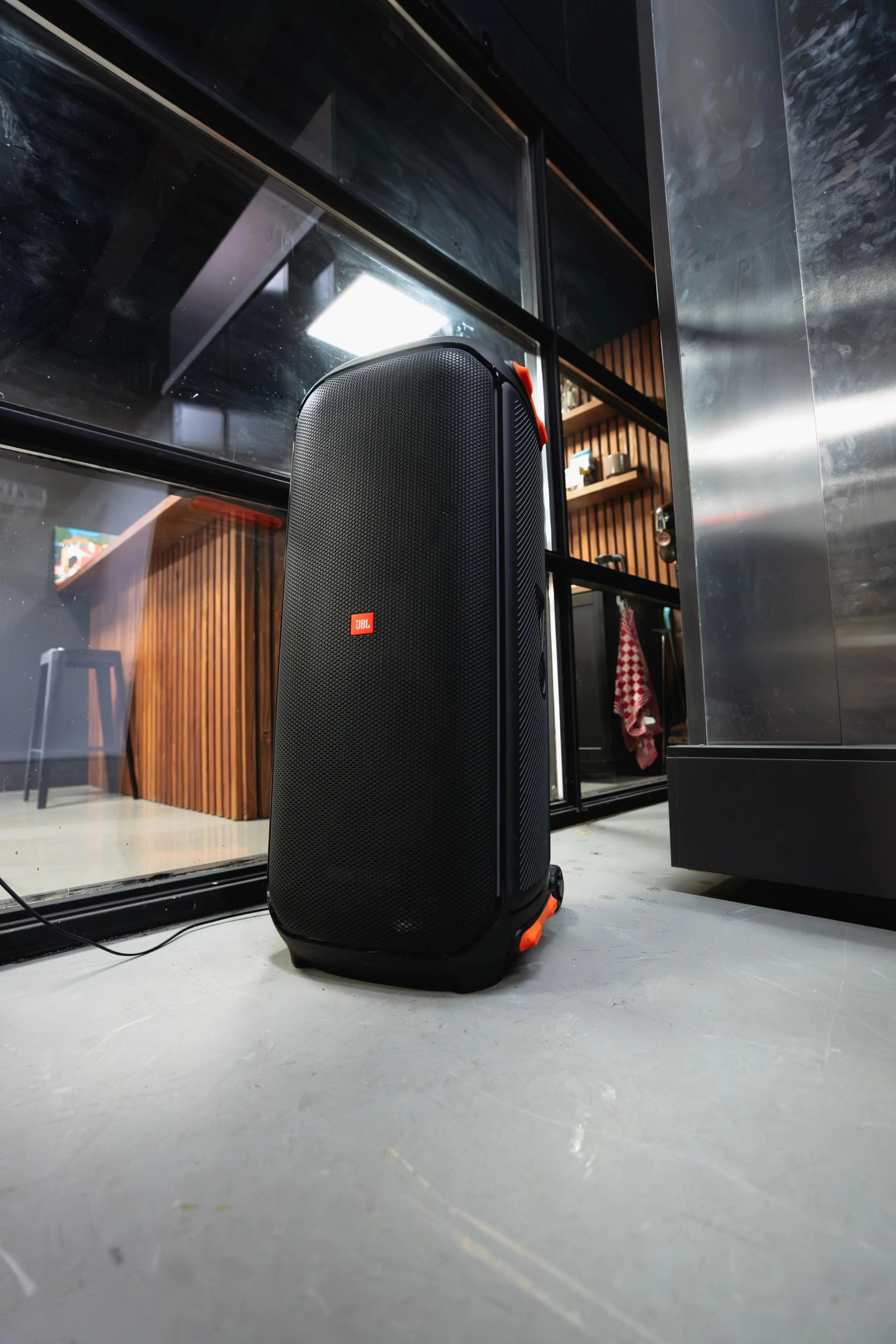 Professionele JBL-speaker in fotostudio Amsterdam voor muziek, videoproducties, fotoshoots en creatieve productiedagen.